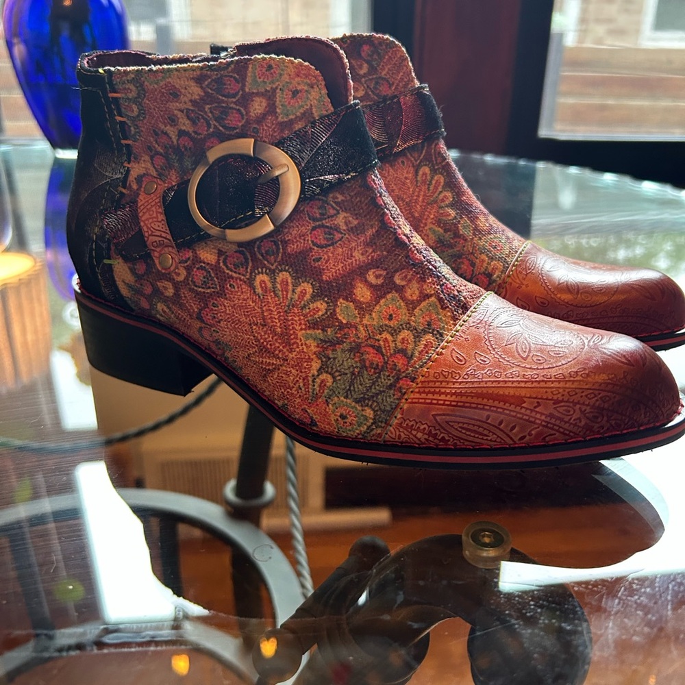 NWOT L'Artiste Spring Step Chelsea Boots